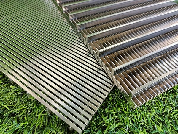 Particles touch only at two spots on the V-shape's front edges